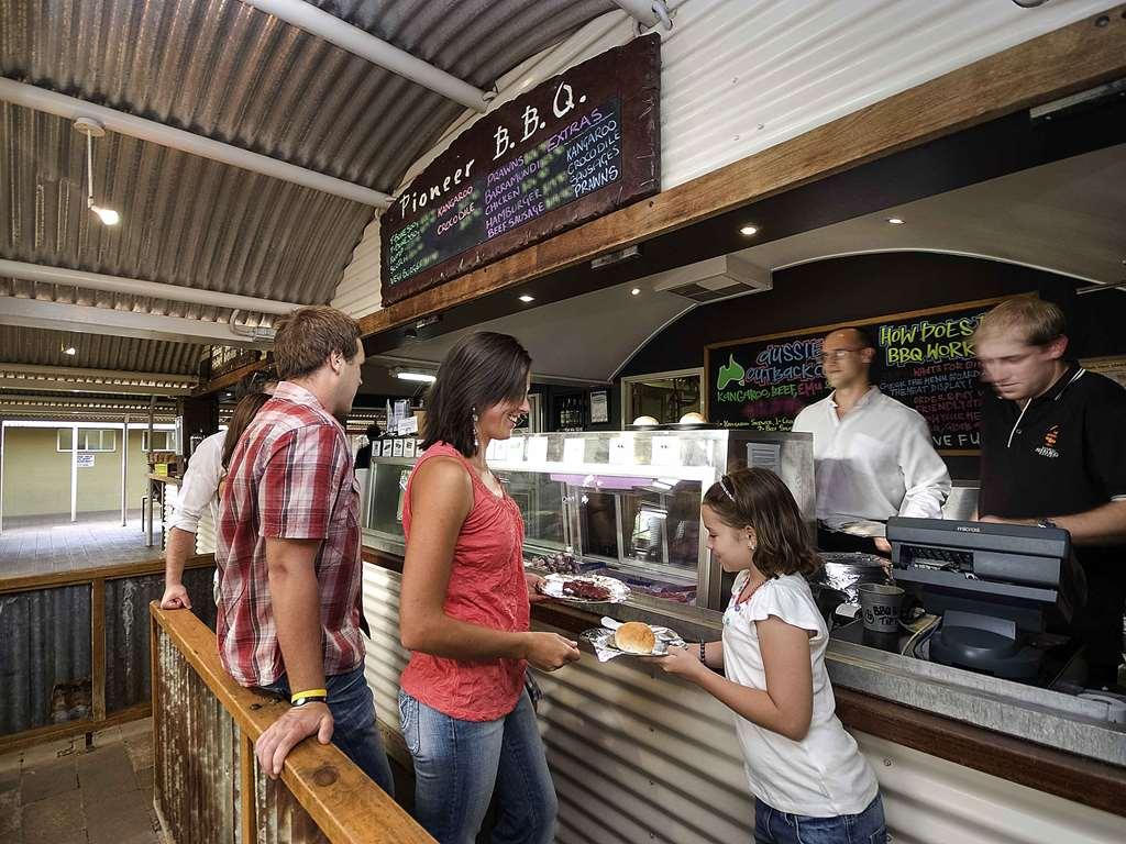 Outback Hotel Ayers Rock Restoran gambar