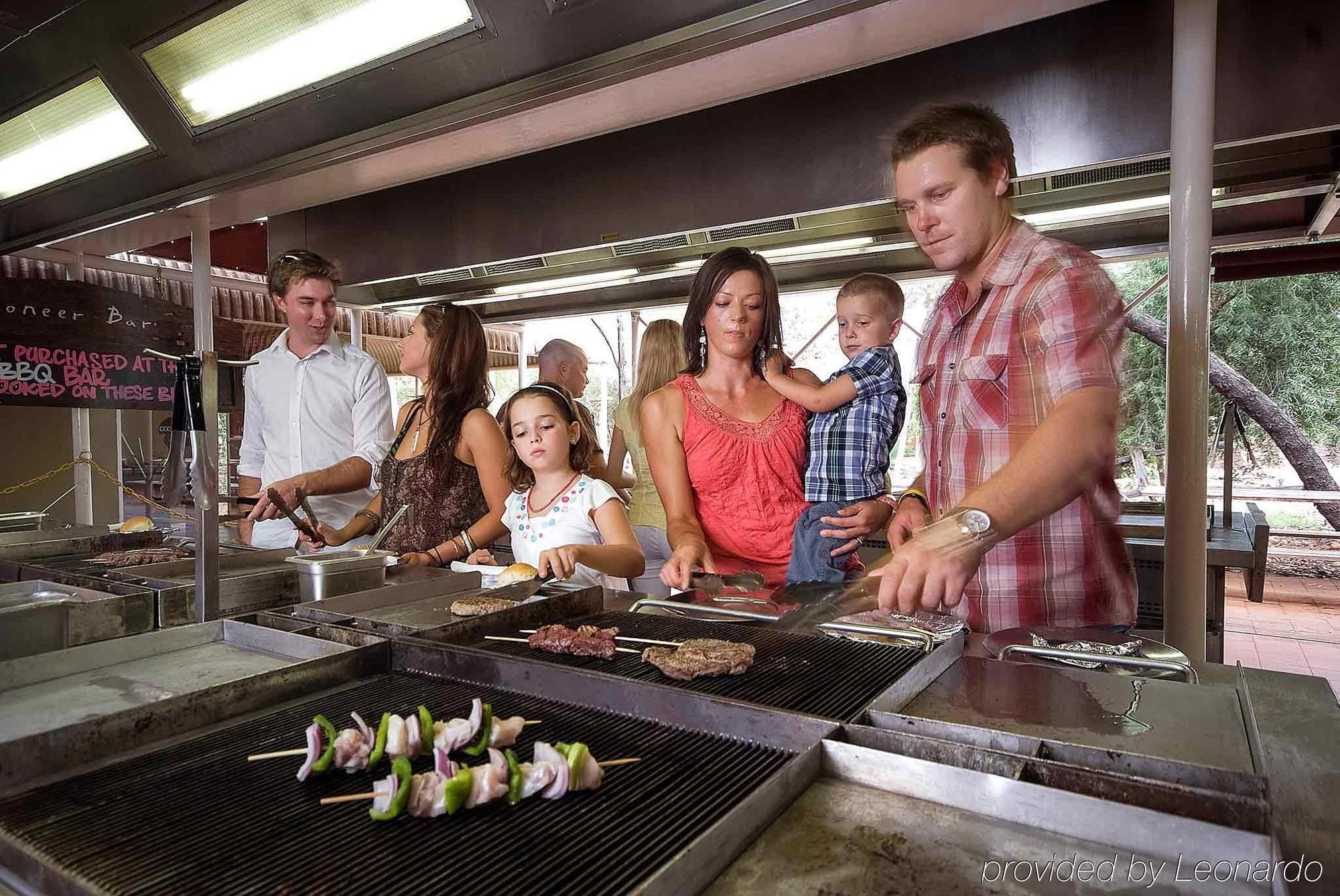 Outback Hotel Ayers Rock Restoran gambar